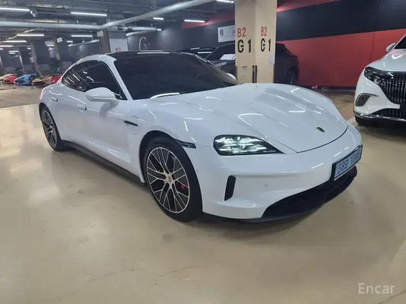 2025 Porsche Taycan с пробегом 10 037 км