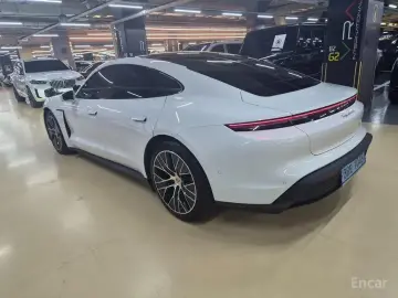 2025 Porsche Taycan с пробегом 10 037 км