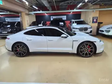 2025 Porsche Taycan с пробегом 8 800 км