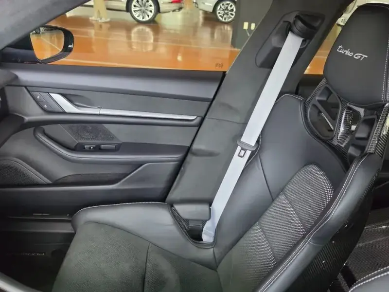 2025 Porsche Taycan с пробегом 6 000 км