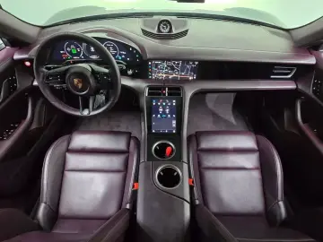 2025 Porsche Taycan с пробегом 19 957 км