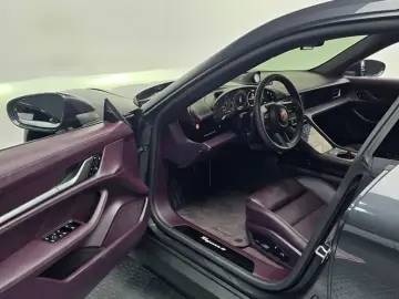 2025 Porsche Taycan с пробегом 19 957 км
