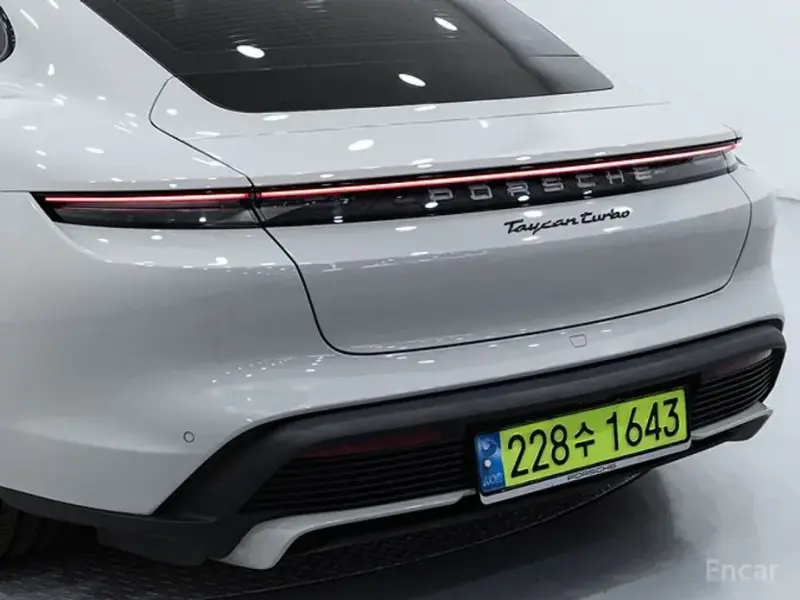 2024 Porsche Taycan с пробегом 35 430 км