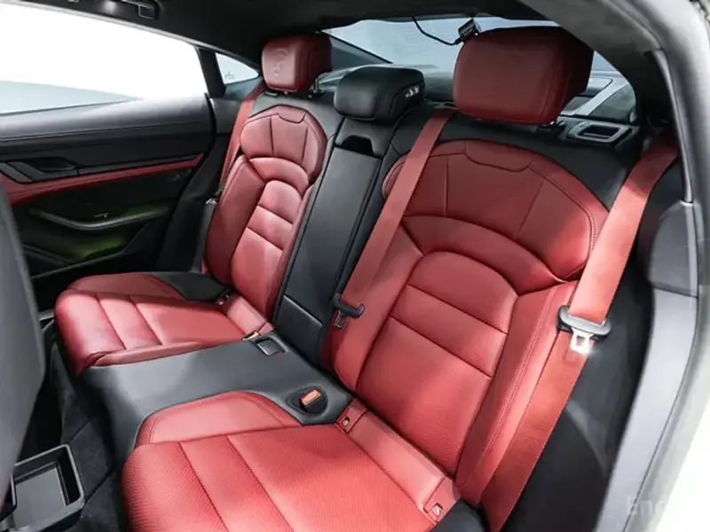 2024 Porsche Taycan с пробегом 35 430 км