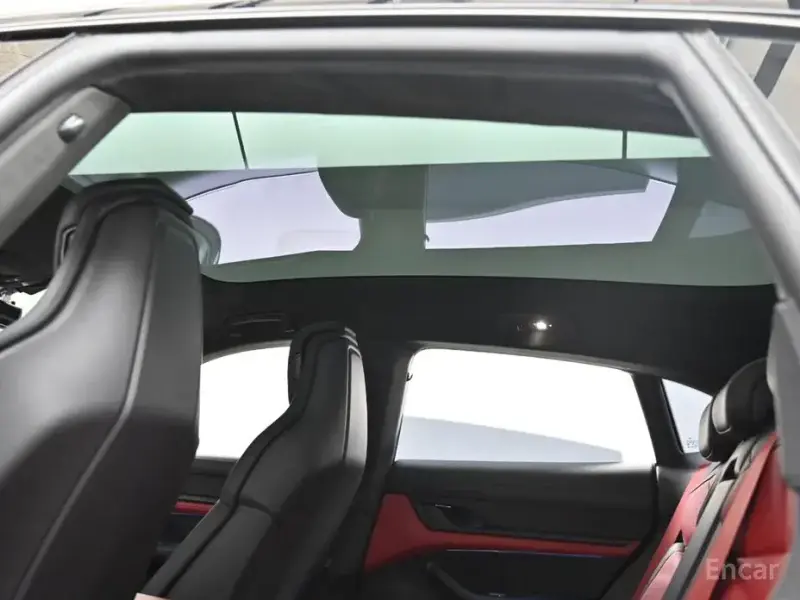 2025 Porsche Taycan с пробегом 9 400 км