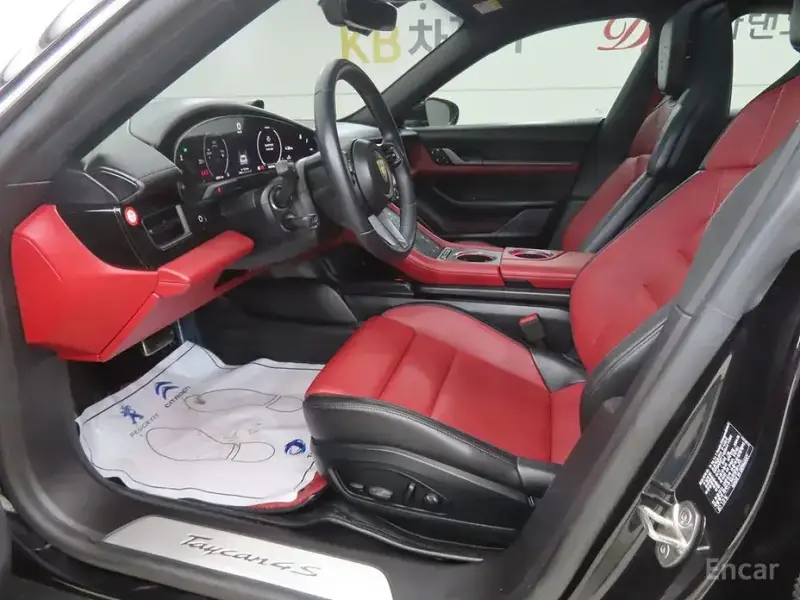 2025 Porsche Taycan с пробегом 20 000 км