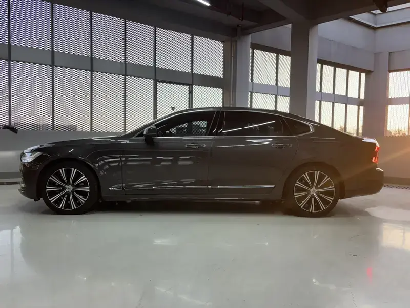 2022 Volvo S90 с пробегом 76 600 км