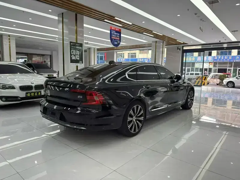 2022 Volvo S90 с пробегом 132 000 км