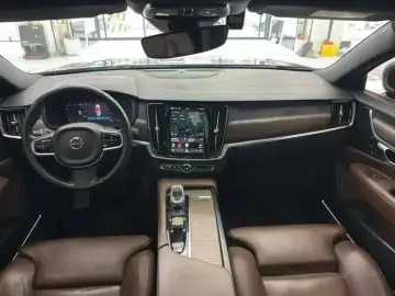 2022 Volvo S90 с пробегом 132 000 км
