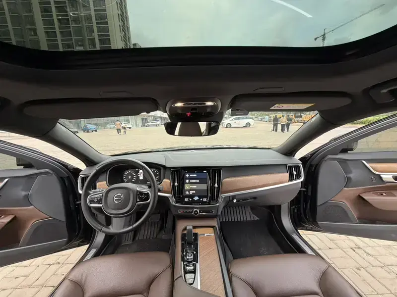 2021 Volvo S90 с пробегом 85 000 км