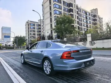2020 Volvo S90 с пробегом 93 000 км
