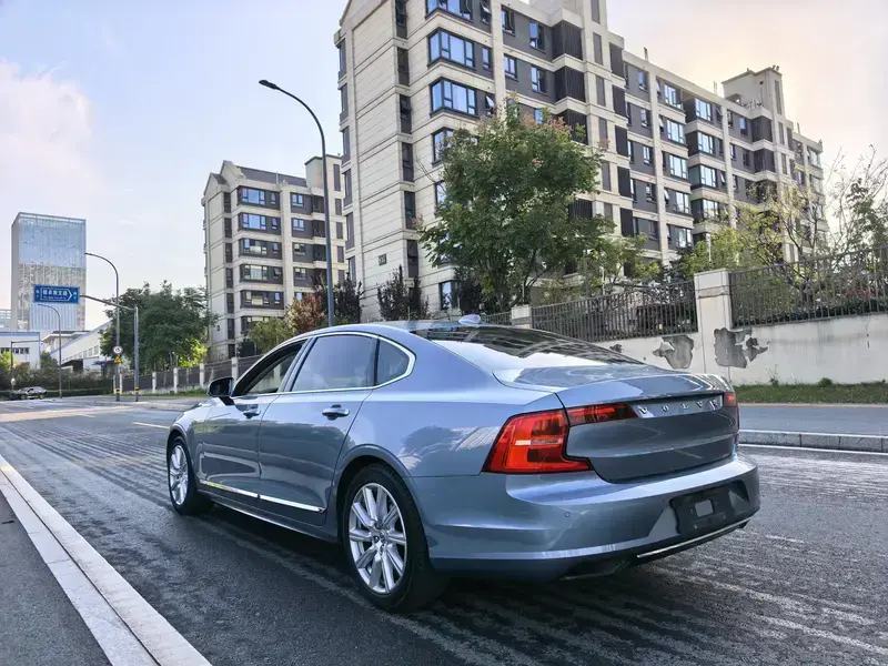 2020 Volvo S90 с пробегом 93 000 км