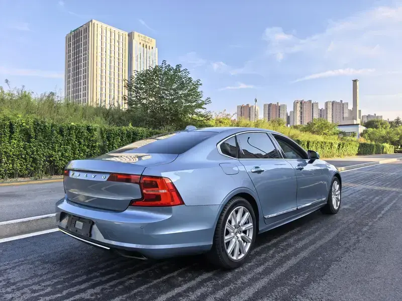2020 Volvo S90 с пробегом 93 000 км