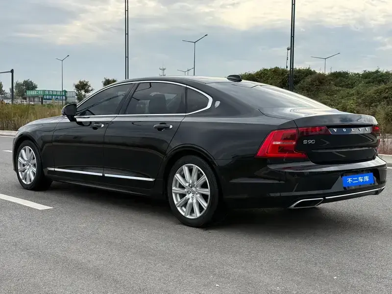 2020 Volvo S90 с пробегом 72 000 км