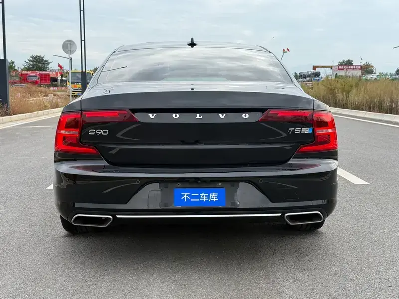 2020 Volvo S90 с пробегом 72 000 км