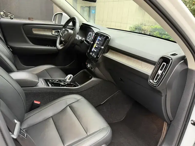 2021 Volvo XC40 с пробегом 61 900 км