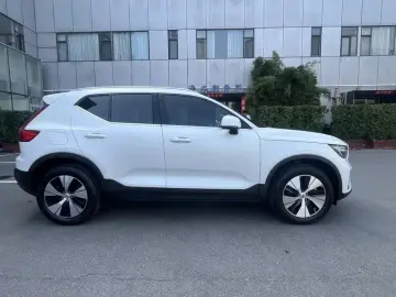 2025 Volvo XC40 с пробегом 73 000 км