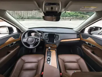2020 Volvo XC90 с пробегом 40 700 км