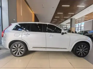 2021 Volvo XC90 с пробегом 43 900 км