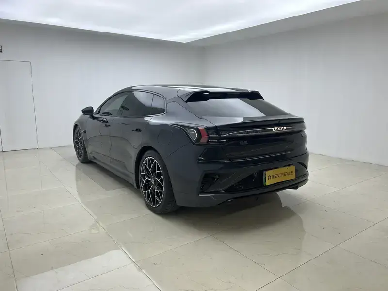2026 Zeekr 001 с пробегом 17 500 км