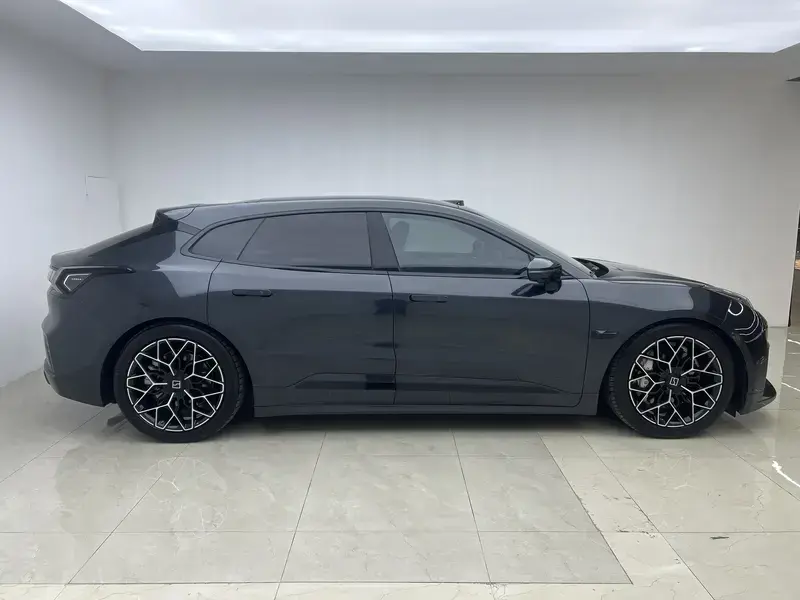 2026 Zeekr 001 с пробегом 17 500 км