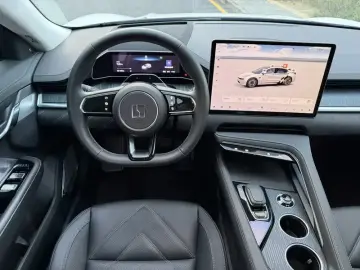 2023 Zeekr 001 с пробегом 7 500 км