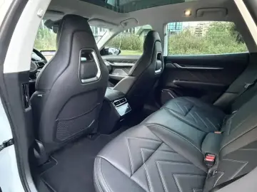 2023 Zeekr 001 с пробегом 7 500 км
