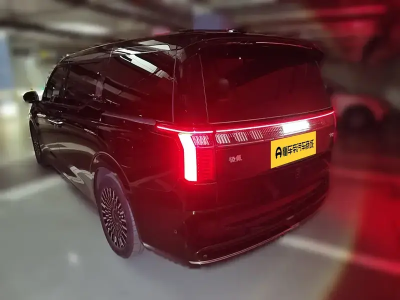 2023 Zeekr 009 с пробегом 49 800 км