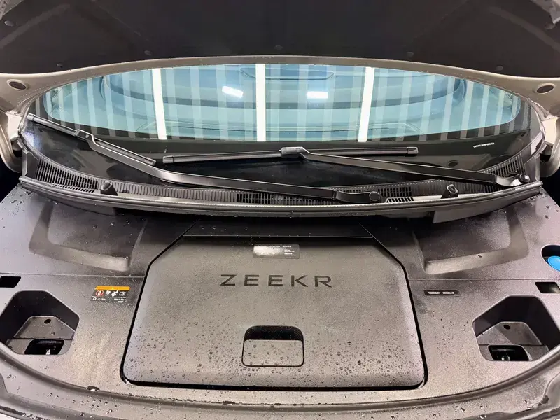 2023 Zeekr 009 с пробегом 37 000 км