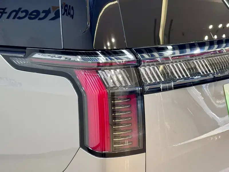 2023 Zeekr 009 с пробегом 37 000 км
