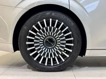 2023 Zeekr 009 с пробегом 37 000 км