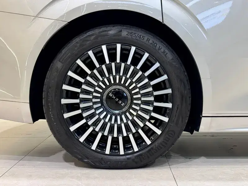 2023 Zeekr 009 с пробегом 37 000 км