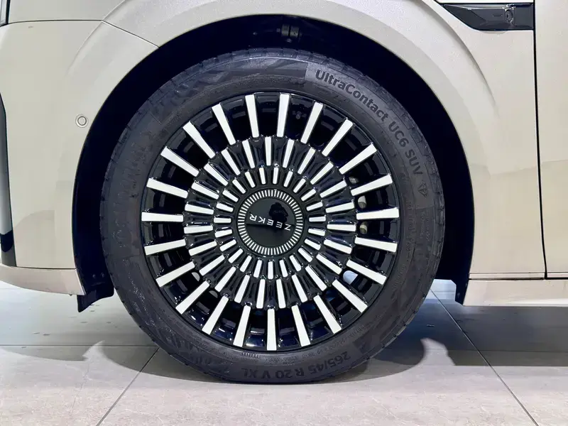 2023 Zeekr 009 с пробегом 37 000 км