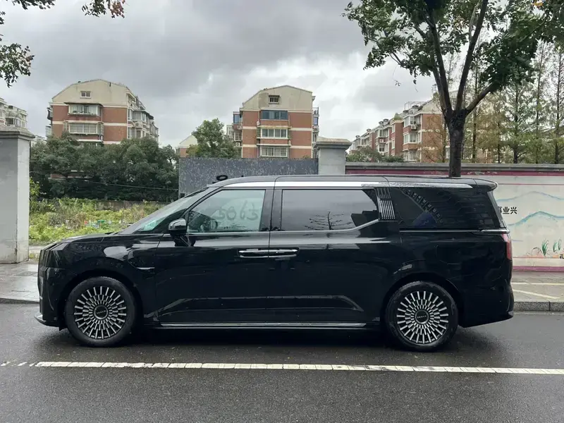 2024 Zeekr 009 с пробегом 18 000 км