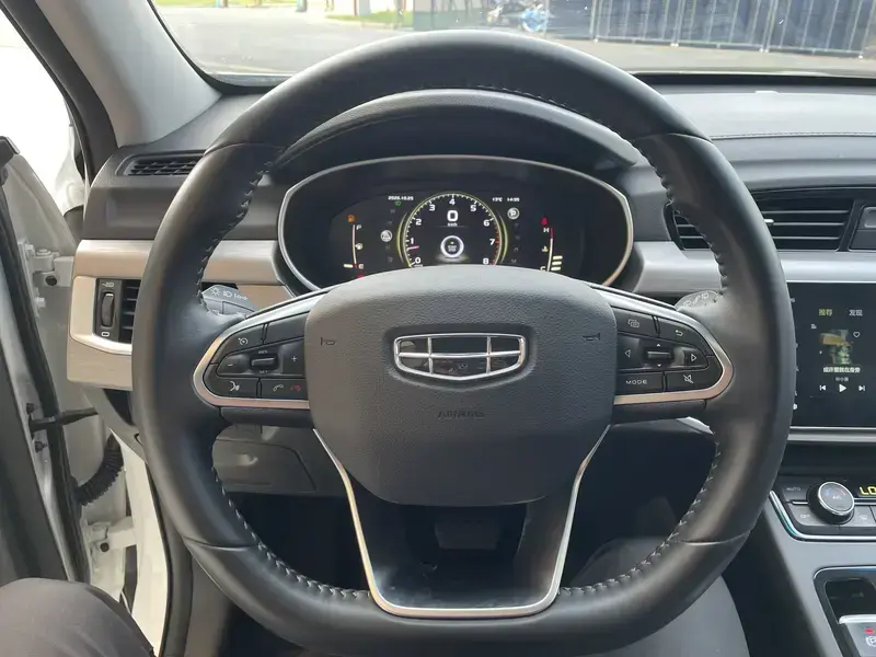 2022 Geely Atlas Pro с пробегом 37 000 км