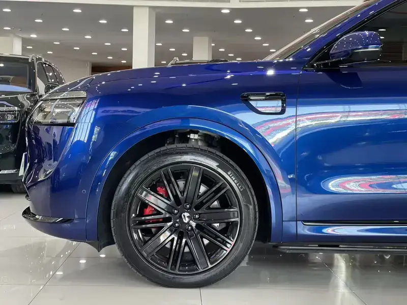 2025 Aito M8 с пробегом 4 000 км