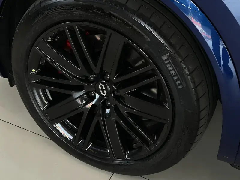 2025 Aito M8 с пробегом 4 000 км