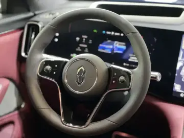 2025 Aito M8 с пробегом 4 000 км