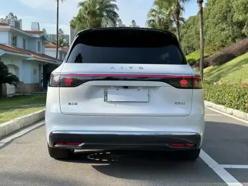 2025 Aito M8 с пробегом 17 000 км