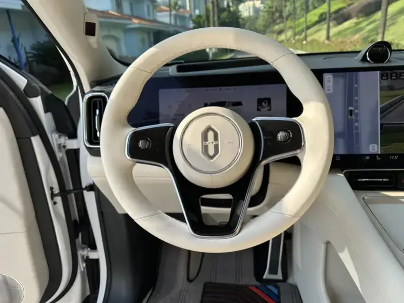2025 Aito M8 с пробегом 17 000 км