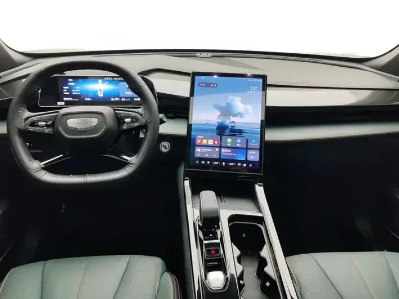 2024 Geely Atlas Pro с пробегом 16 000 км