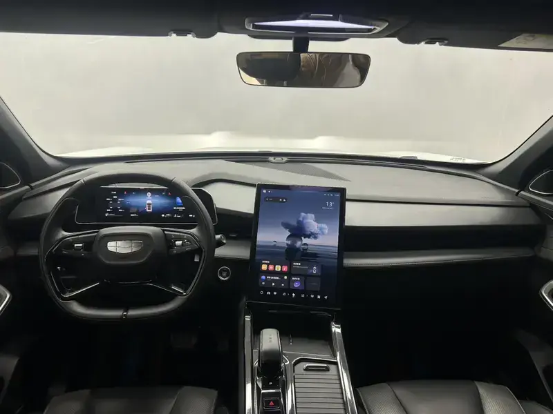 2023 Geely Atlas Pro с пробегом 30 000 км