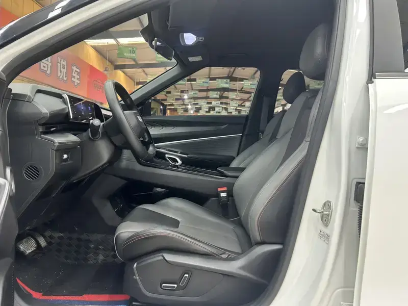 2023 Geely Atlas Pro с пробегом 30 000 км
