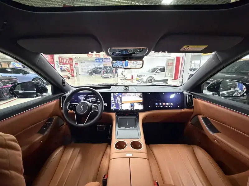 2025 Aito M8 с пробегом 5 800 км