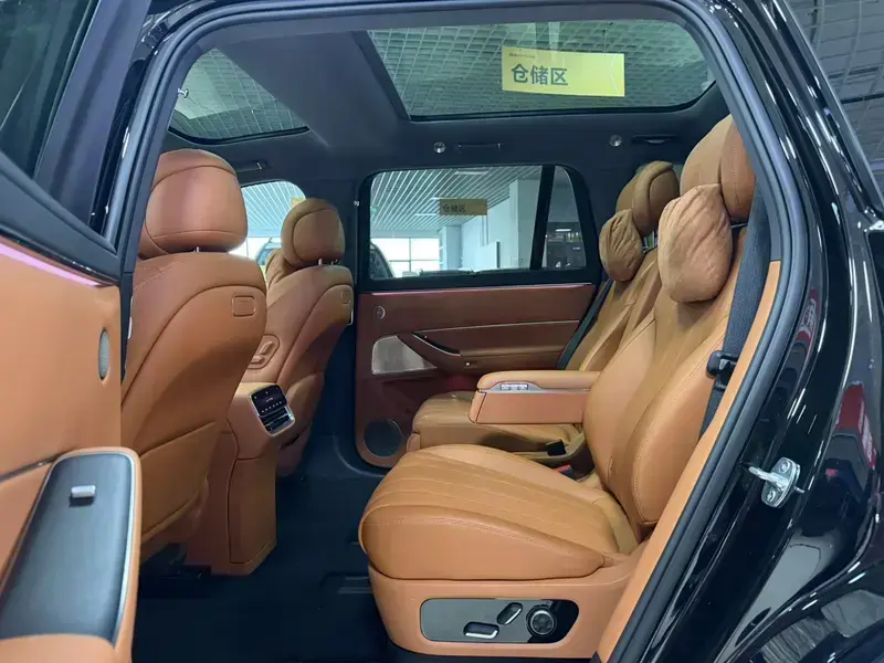 2025 Aito M8 с пробегом 5 800 км