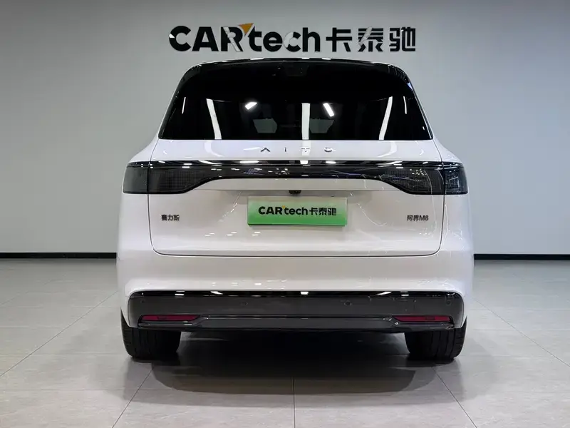 2025 Aito M8 с пробегом 6 800 км