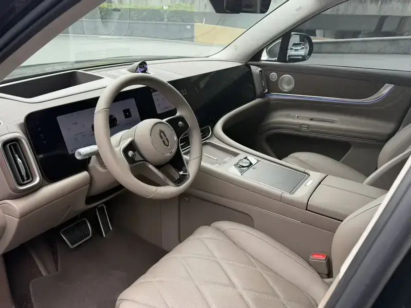 2025 Aito M9 с пробегом 14 800 км