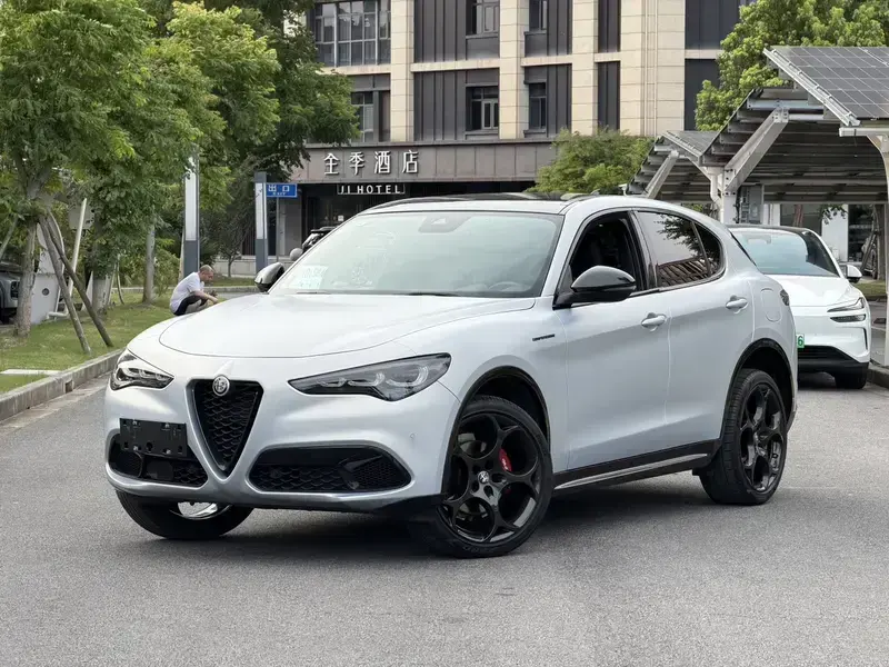 2023 Alfa Romeo Stelvio с пробегом 7 600 км