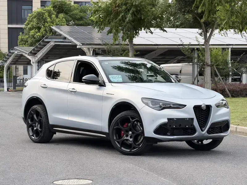 2023 Alfa Romeo Stelvio с пробегом 7 600 км
