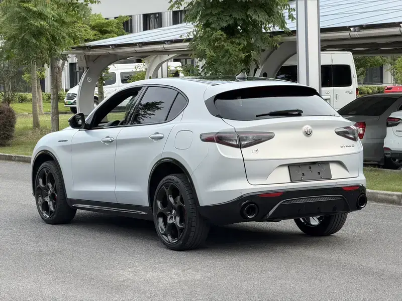 2023 Alfa Romeo Stelvio с пробегом 7 600 км